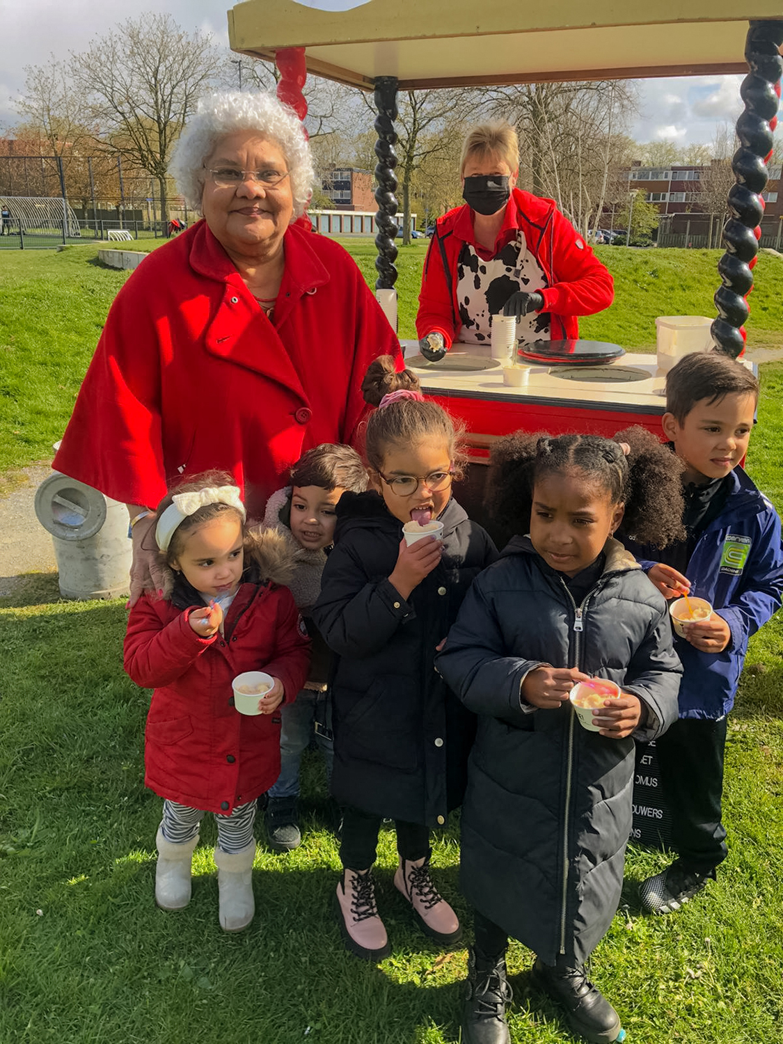 Foto Officiele onthulling MILA mila met kinderen